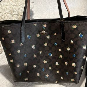 Coach tote. Signature
